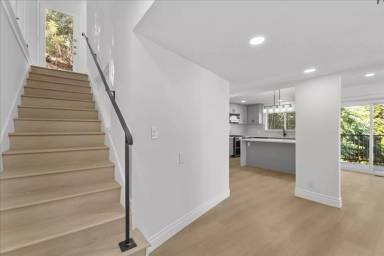 Main picture of 3901 Vineland Ave
