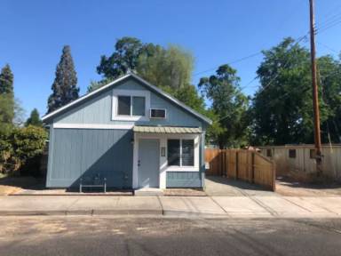 Main picture of 31 1/2 Elm St