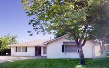 Main picture of 2410 SW 26th Ave