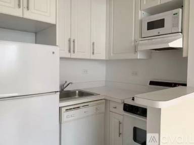 Main picture of 1661 York Ave
