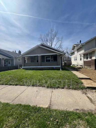 Main picture of 874 N Gladstone Ave