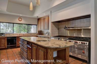 Main picture of 813 Melville Ave