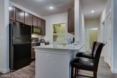 Main picture of 2343 W San Antonio St