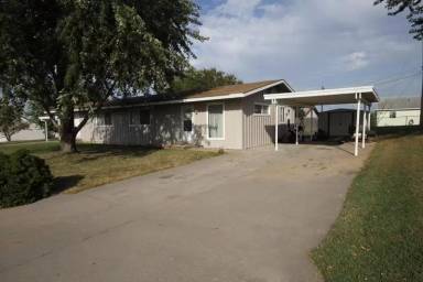 Main picture of 704 Sara St