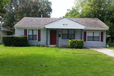 Main picture of 612 Cedar Dr