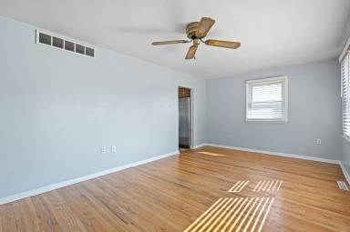 Main picture of 212 N Brownleaf Rd