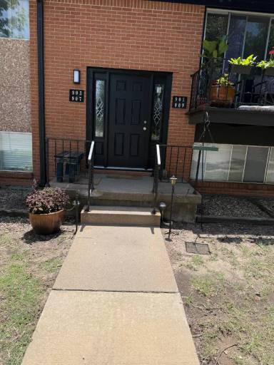 Main picture of 909 W River Blvd