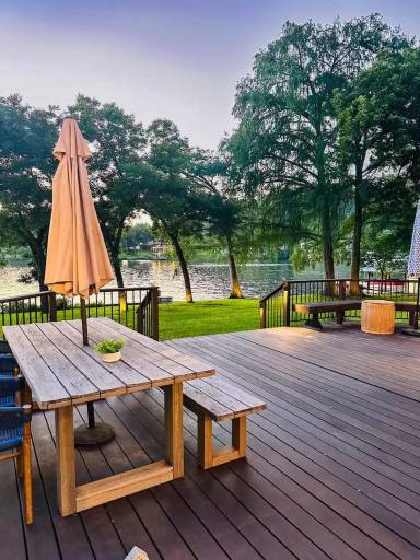 Main picture of 2910 Edgewater Dr