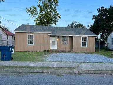 Main picture of 135 Champagne St