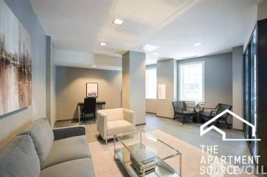 Main picture of 2050 N Clark St