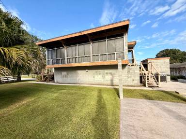 Main picture of 160 Lakeview Dr