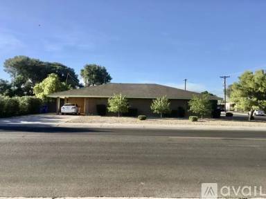 Main picture of 2102 W Orangewood Ave