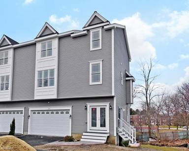 Main picture of 194 Oak St