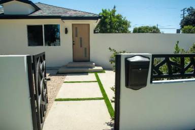 Main picture of 3362 W Imperial Hwy