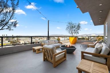 Main picture of 7650 Van Nuys Blvd