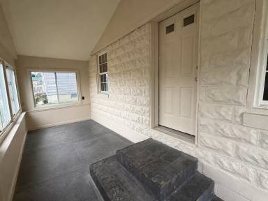 Main picture of 100 E 8th St