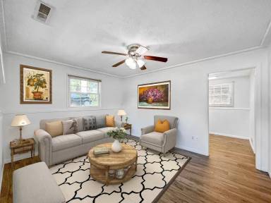 Main picture of 102 N Riverside Dr