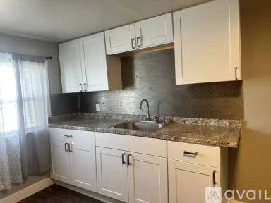 Main picture of 909 E 2nd St