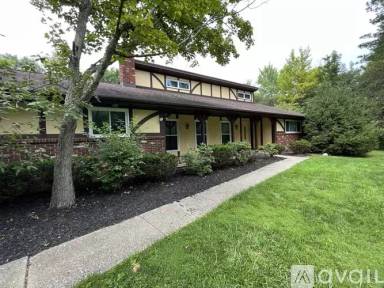 Main picture of 10 N Strawberry Ln