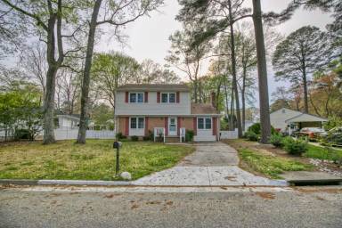 Main picture of 102 Queen Mary Ct