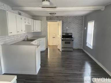 Main picture of 2745 Francis Ave