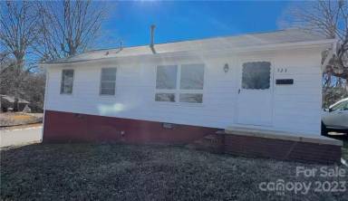 Main picture of 323 Oakwood Cir