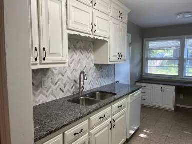 Main picture of 652 Lexington Rd