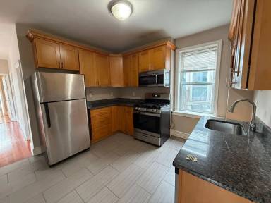 Main picture of 241 Maverick St