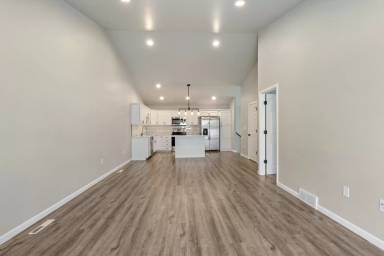 Main picture of 825 United Dr