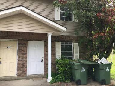 Main picture of 131 S Maple St