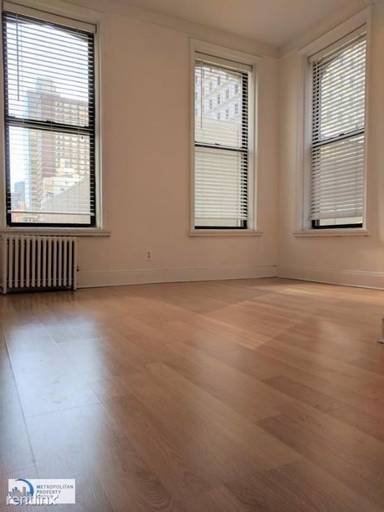 Main picture of 161 E 55th St