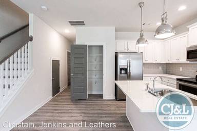 Main picture of 325 Lorien Way