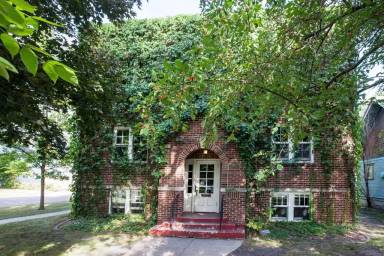 Main picture of 1041 College St N