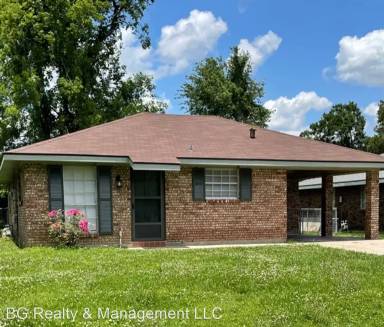 Main picture of 300 Van Buren Dr