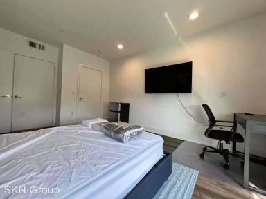Main picture of 807 N Hudson Ave