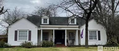 Main picture of 2607 N Pecan St