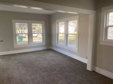 Main picture of 922 W College St