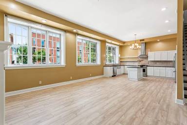 Main picture of 2355 E York St