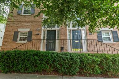 Main picture of 1017 N Pitt St