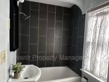 Main picture of 1813 E High St