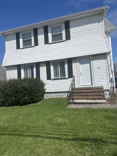 Main picture of 795 E 222nd St