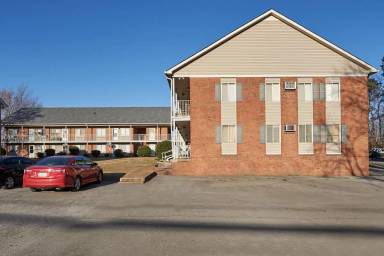 Main picture of 2414 Memorial Blvd