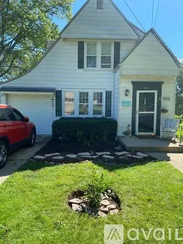 Main picture of 400 Pleasant St