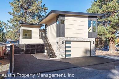 Main picture of 1215 NW Fresno Ave