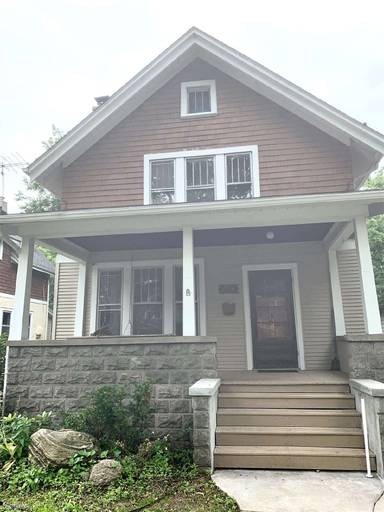 Main picture of 810 Dewey Ave