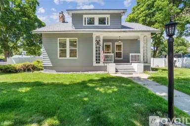 Main picture of 44 4th Ave E