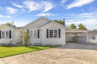 Main picture of 2703 Bank St