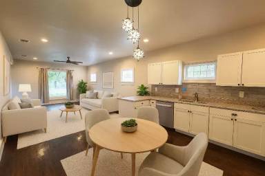 Main picture of 1211 W Agarita Ave