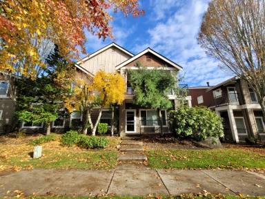 Main picture of 2100 Palisade Blvd