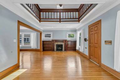 Main picture of 960 5th St NE